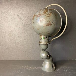 jielde lampe i grå til væg fra Bellevue Vintage