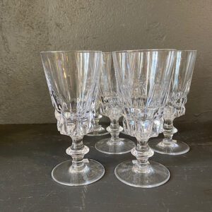 Krystal hvidvinsglas m flot kantet form fra Bellevue Vintage