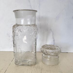 Fransk opbevaringsglas med prydlåg og blomsterrelief