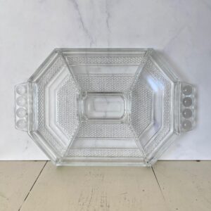 Tungt fransk serveringsfad i presset glas